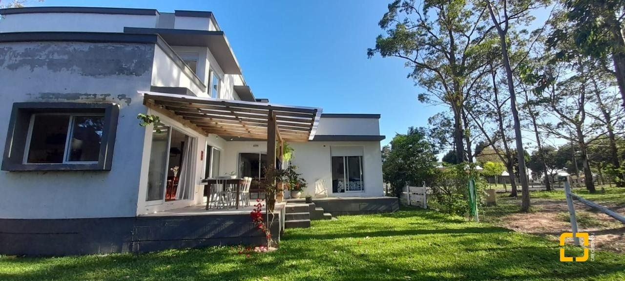 Casa com 190m², 4 quartos (sendo 2 suítes), 2 garagens, no bairro Ponta das Canas em Florianópolis