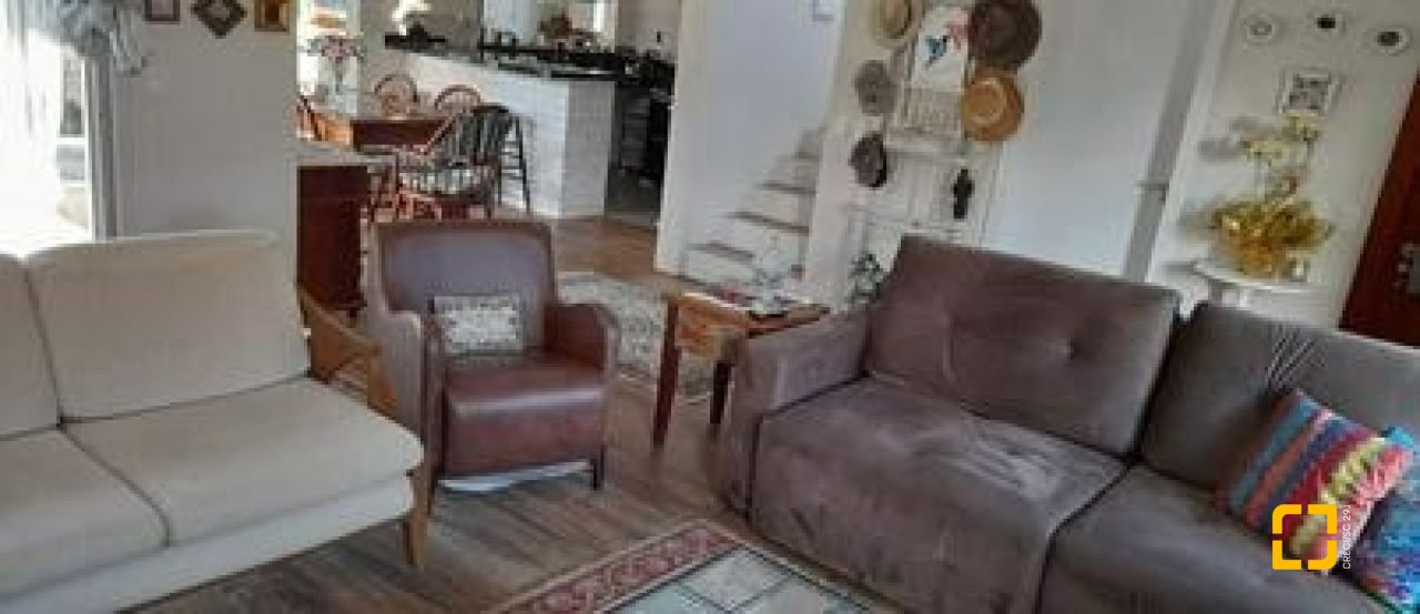 Casa com 190m², 4 quartos (sendo 2 suítes), 2 garagens, no bairro Ponta das Canas em Florianópolis