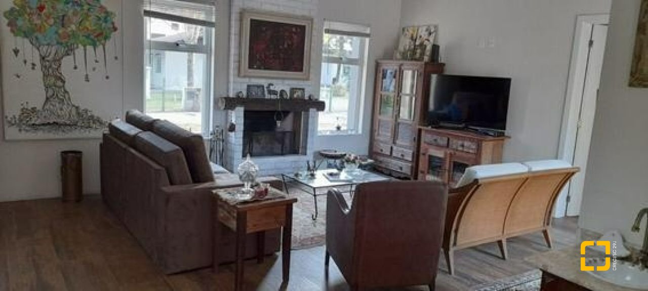 Casa com 190m², 4 quartos (sendo 2 suítes), 2 garagens, no bairro Ponta das Canas em Florianópolis