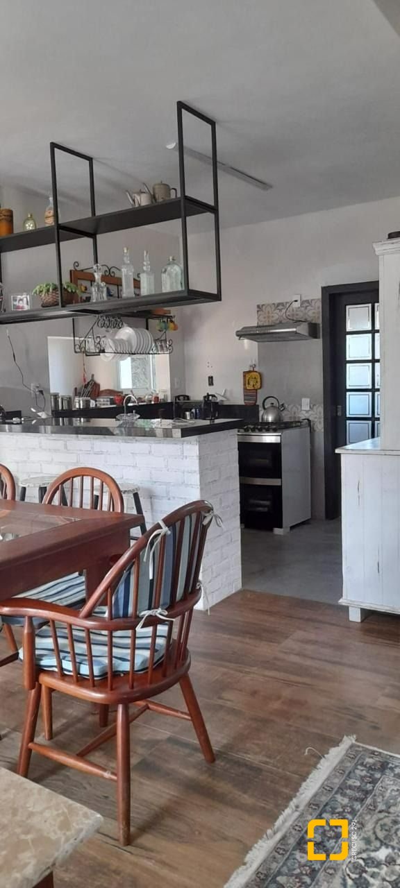 Casa com 190m², 4 quartos (sendo 2 suítes), 2 garagens, no bairro Ponta das Canas em Florianópolis