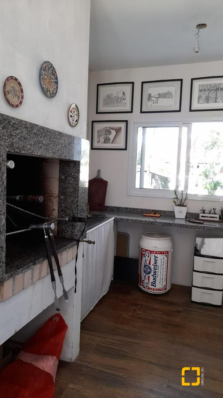 Casa com 190m², 4 quartos (sendo 2 suítes), 2 garagens, no bairro Ponta das Canas em Florianópolis