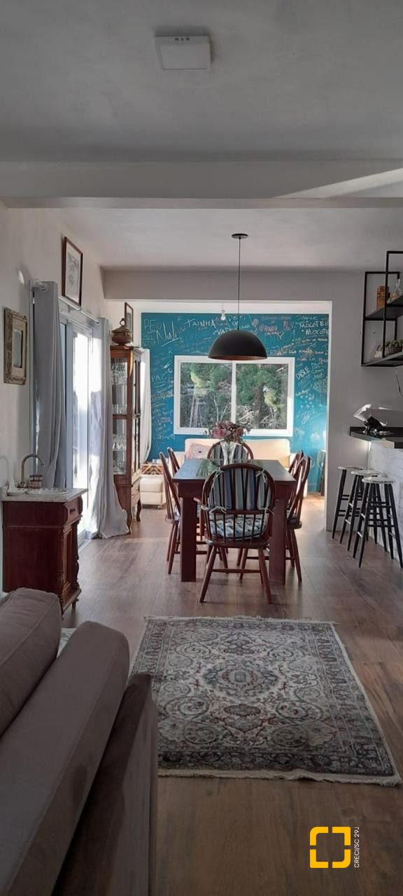 Casa com 190m², 4 quartos (sendo 2 suítes), 2 garagens, no bairro Ponta das Canas em Florianópolis