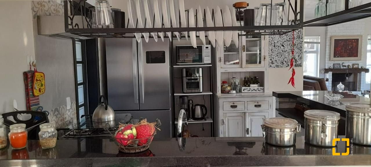 Casa com 190m², 4 quartos (sendo 2 suítes), 2 garagens, no bairro Ponta das Canas em Florianópolis