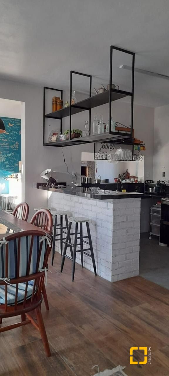 Casa com 190m², 4 quartos (sendo 2 suítes), 2 garagens, no bairro Ponta das Canas em Florianópolis