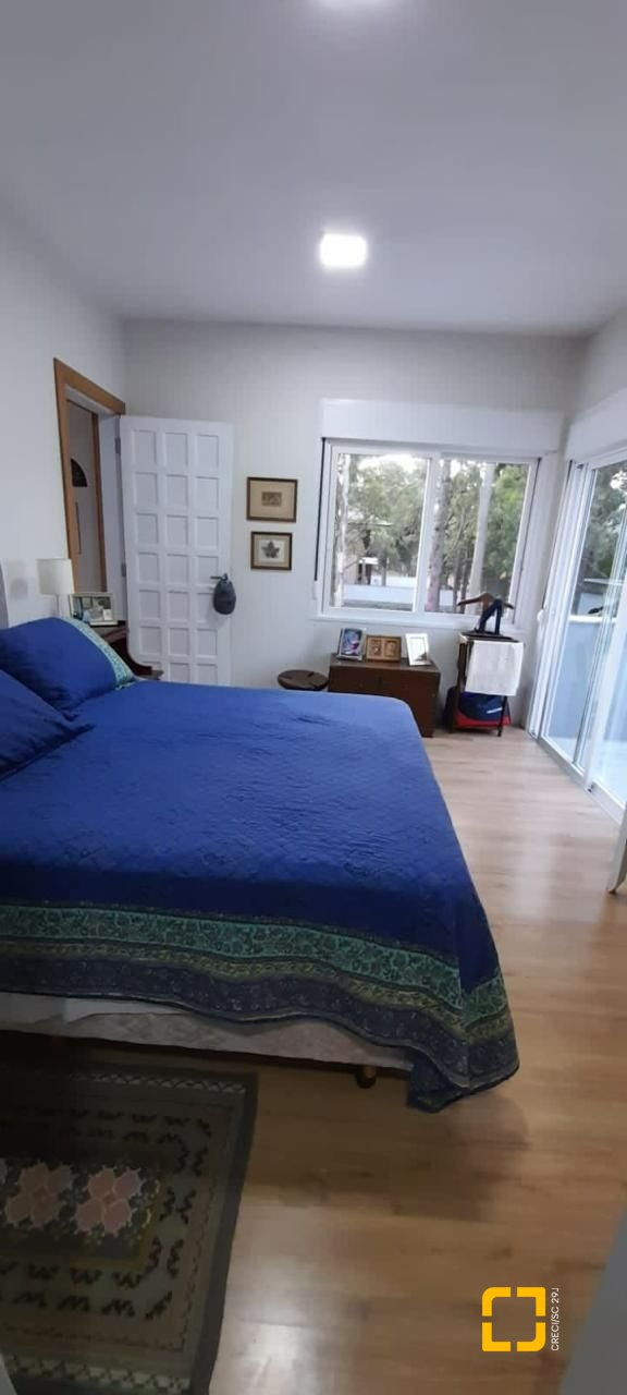 Casa com 190m², 4 quartos (sendo 2 suítes), 2 garagens, no bairro Ponta das Canas em Florianópolis