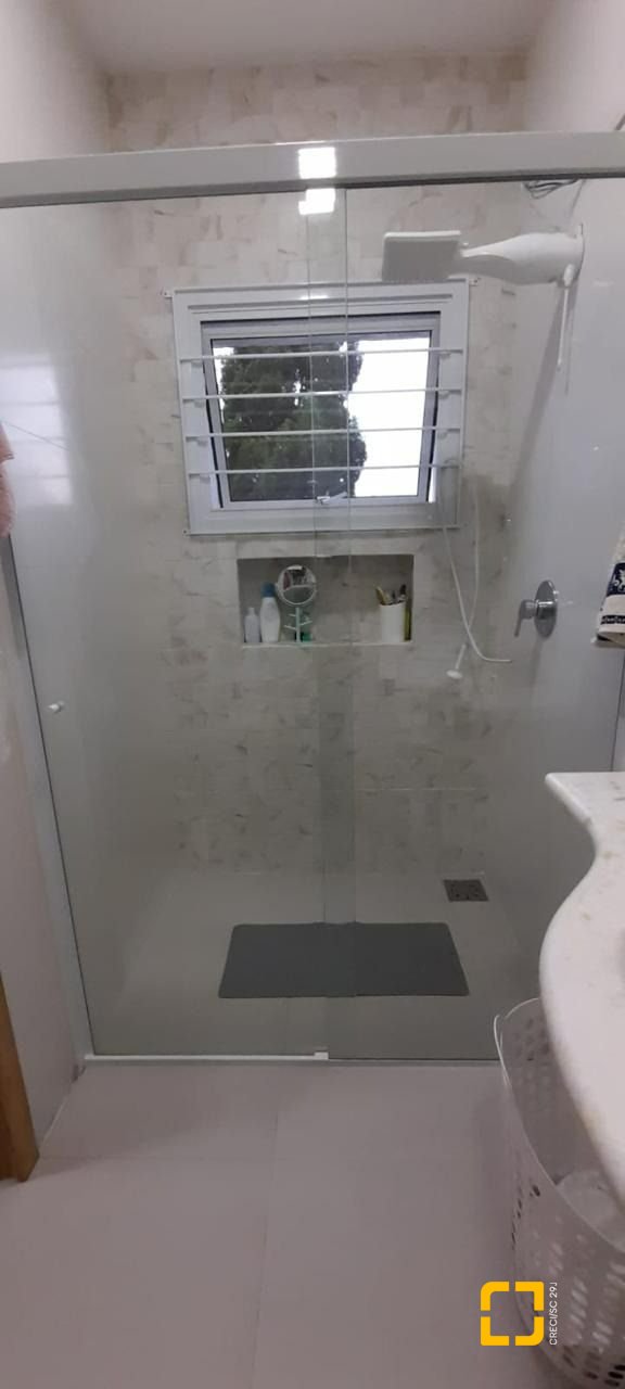 Casa com 190m², 4 quartos (sendo 2 suítes), 2 garagens, no bairro Ponta das Canas em Florianópolis