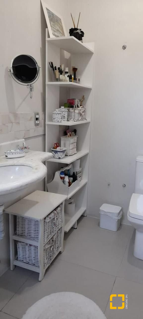 Casa com 190m², 4 quartos (sendo 2 suítes), 2 garagens, no bairro Ponta das Canas em Florianópolis