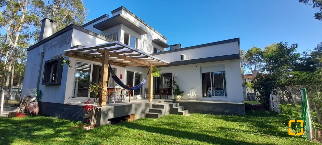 Casa com 190m², 4 quartos (sendo 2 suítes), 2 garagens, no bairro Ponta das Canas em Florianópolis
