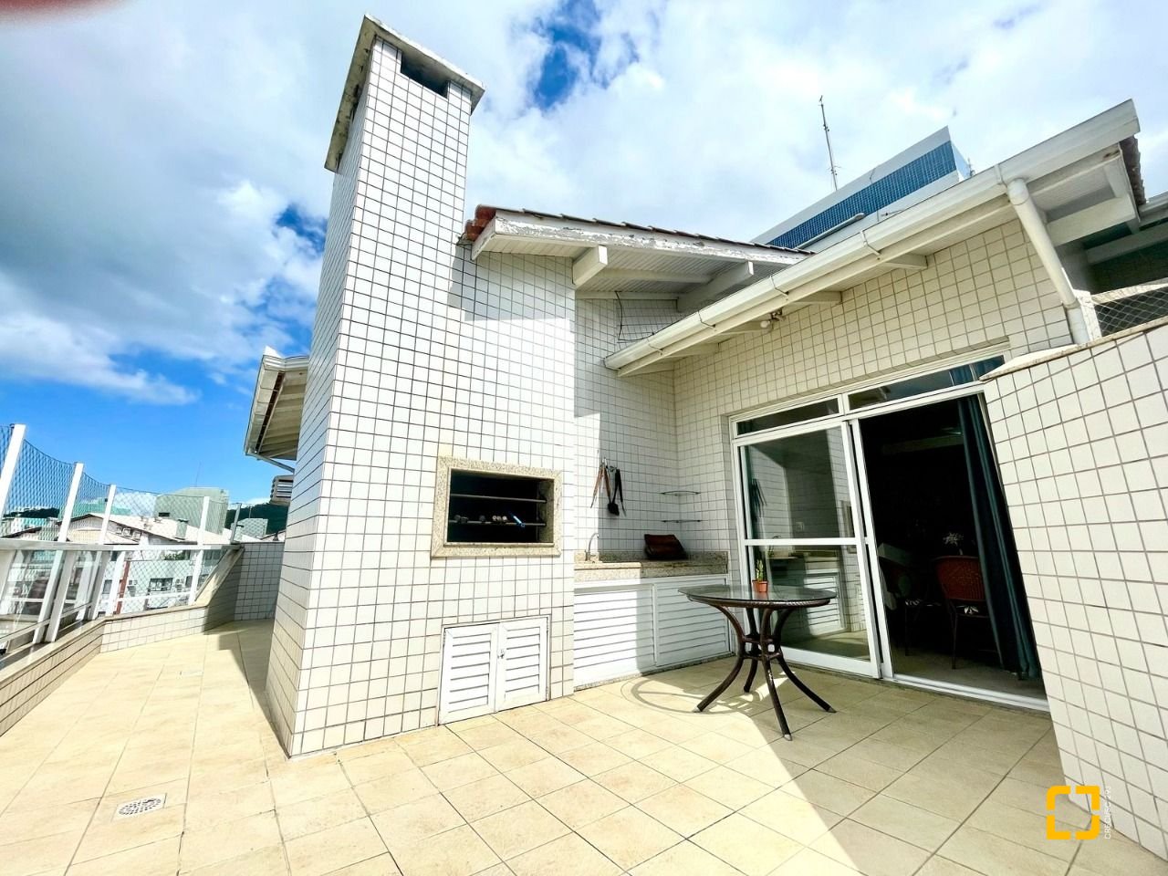 Cobertura com 350m², 4 quartos (sendo 2 suítes), 2 garagens, no bairro Ingleses em Florianópolis