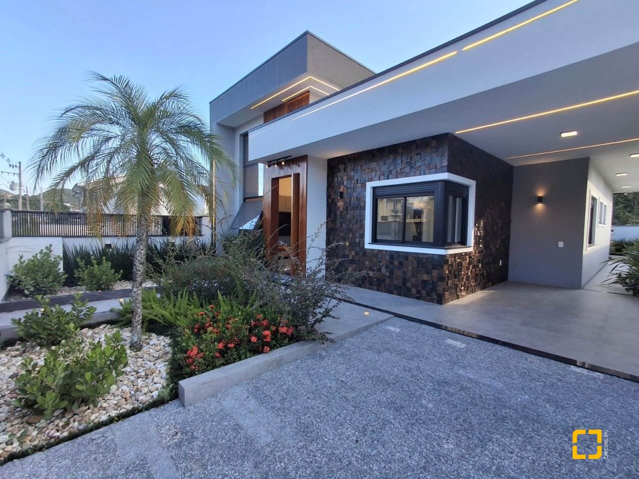 Casa com 112m², 3 quartos (sendo 1 suíte), 2 garagens, no bairro Potecas em São José