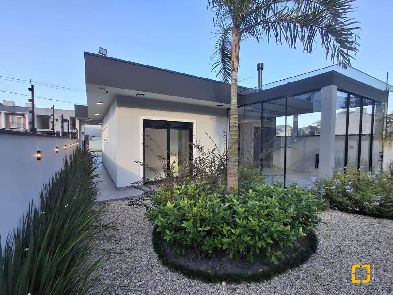 Casa com 112m², 3 quartos (sendo 1 suíte), 2 garagens, no bairro Potecas em São José