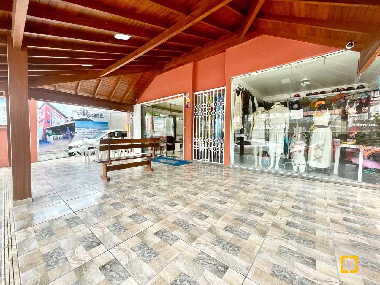 Hotel com 1084m², 42 quartos (sendo 21 suítes), 18 garagens, no bairro Canasvieiras em Florianópolis