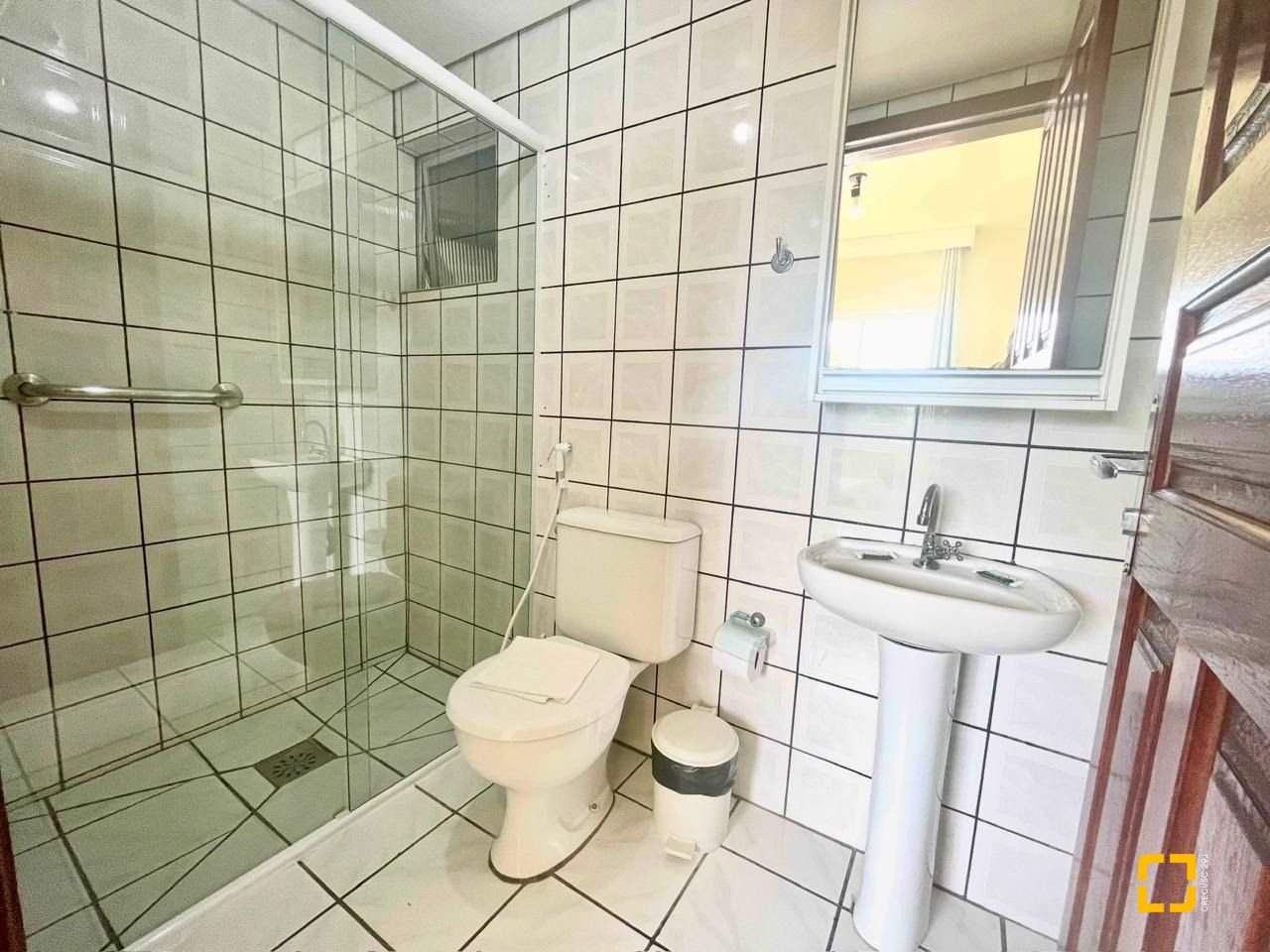 Hotel com 1084m², 42 quartos (sendo 21 suítes), 18 garagens, no bairro Canasvieiras em Florianópolis