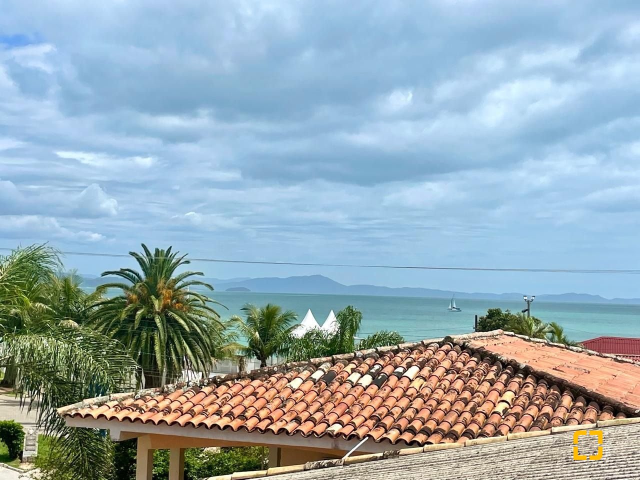 Hotel com 1084m², 42 quartos (sendo 21 suítes), 18 garagens, no bairro Canasvieiras em Florianópolis