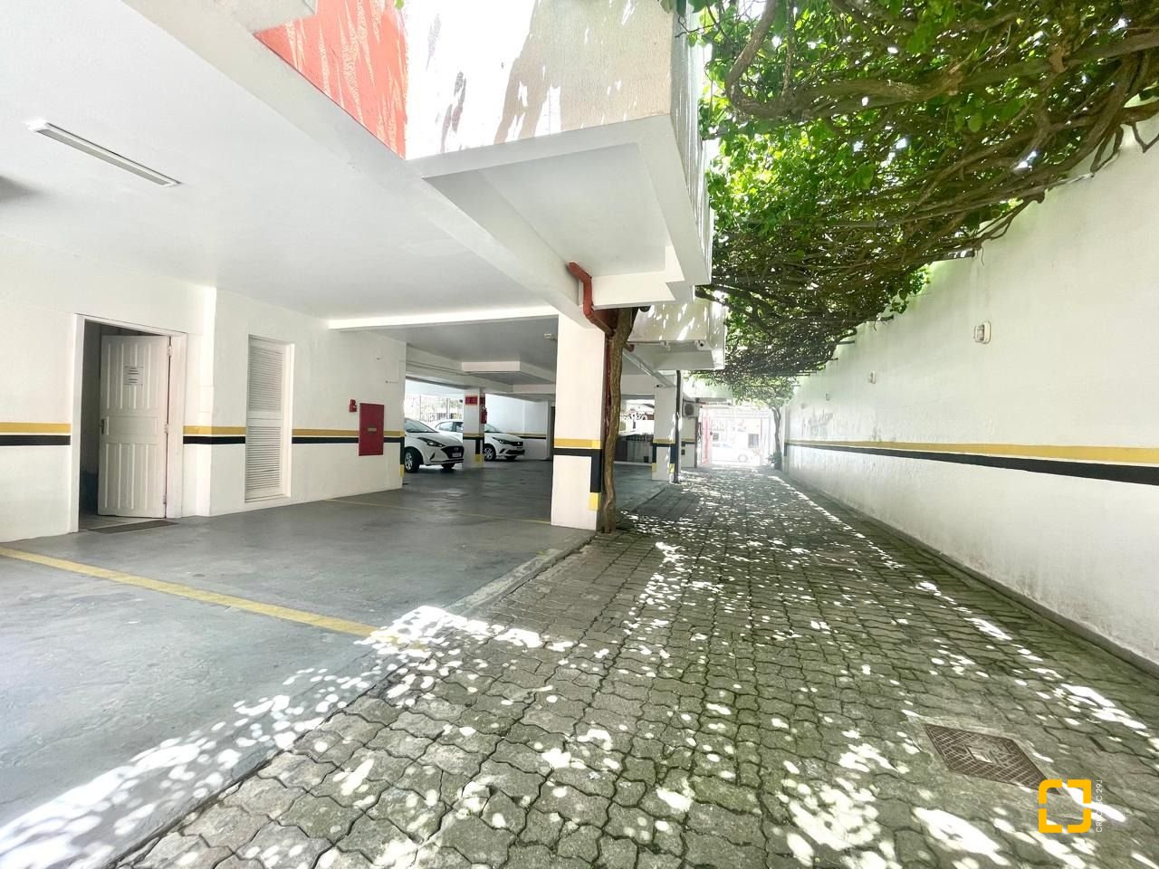 Hotel com 1084m², 42 quartos (sendo 21 suítes), 18 garagens, no bairro Canasvieiras em Florianópolis