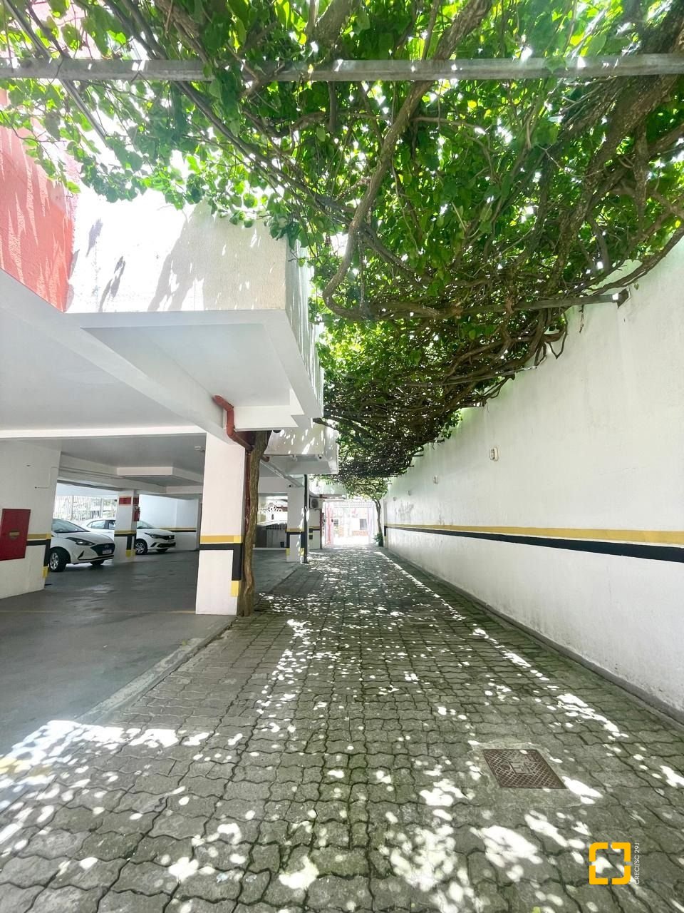 Hotel com 1084m², 42 quartos (sendo 21 suítes), 18 garagens, no bairro Canasvieiras em Florianópolis