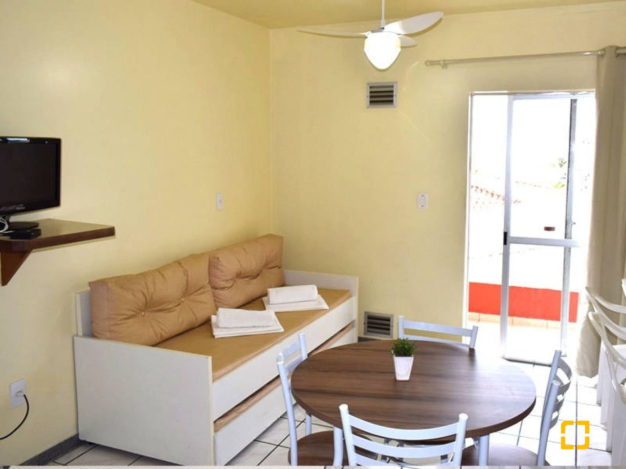 Hotel com 1084m², 42 quartos (sendo 21 suítes), 18 garagens, no bairro Canasvieiras em Florianópolis