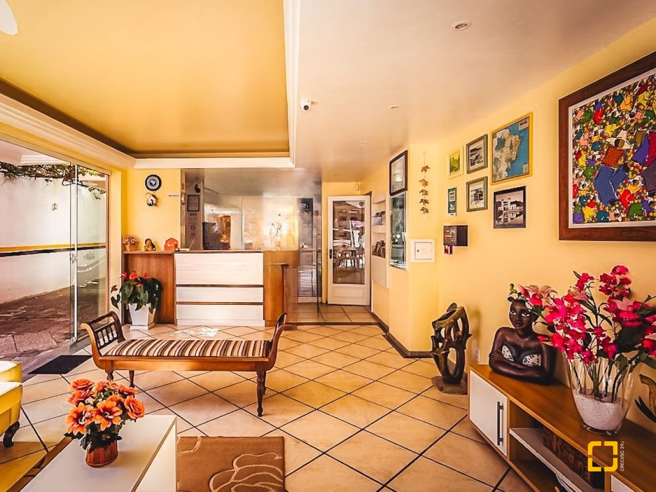 Hotel com 1084m², 42 quartos (sendo 21 suítes), 18 garagens, no bairro Canasvieiras em Florianópolis