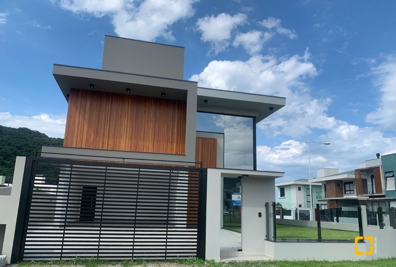 Casa com 311m², no bairro Rio Tavares em Florianópolis