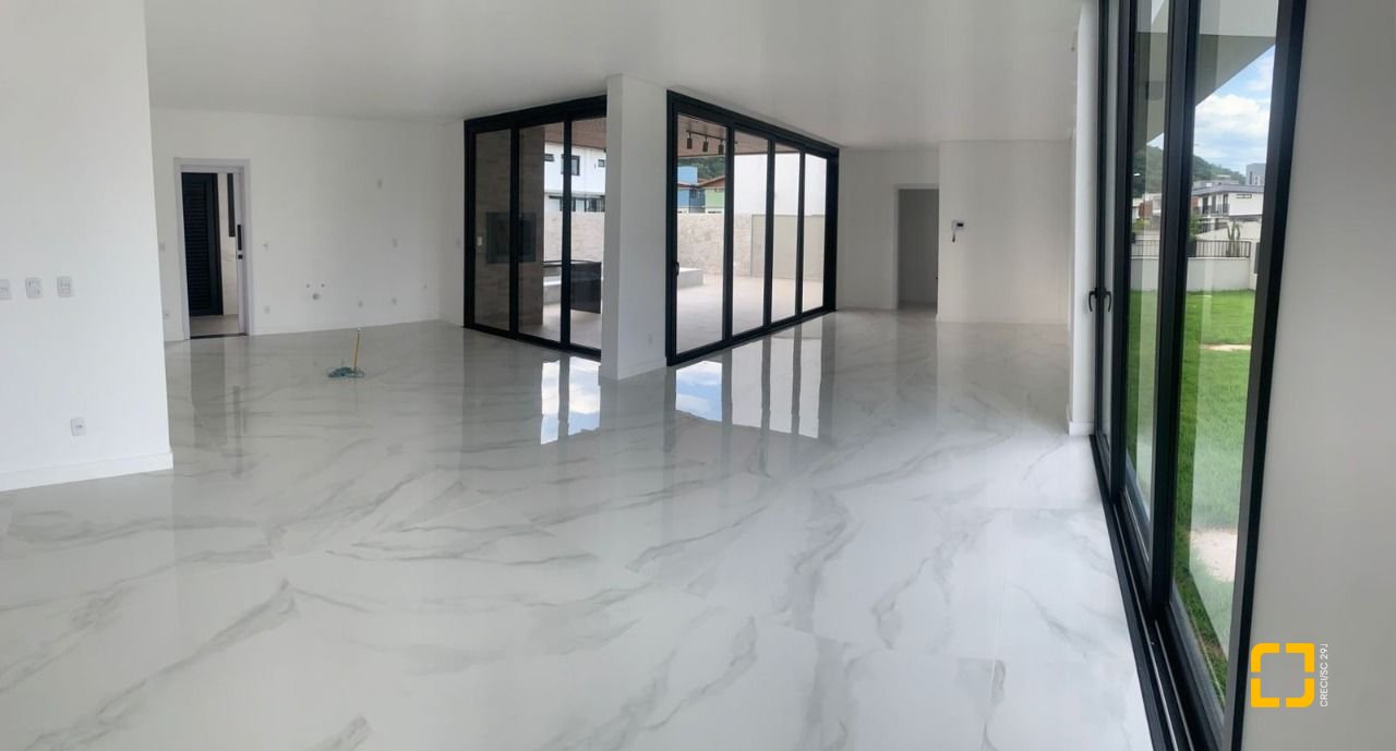 Casa com 311m², no bairro Rio Tavares em Florianópolis