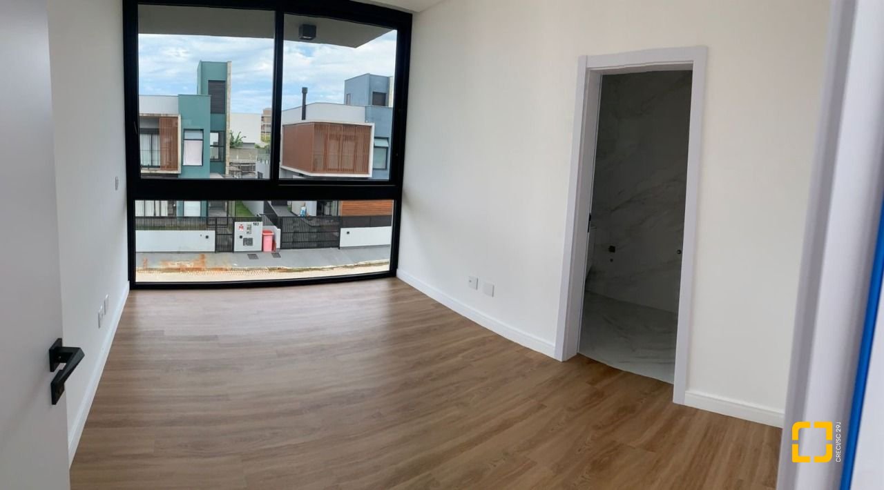 Casa com 311m², no bairro Rio Tavares em Florianópolis