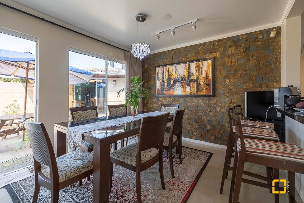 Casa com 271m², 6 quartos (sendo 3 suítes), 2 garagens, no bairro Ingleses em Florianópolis
