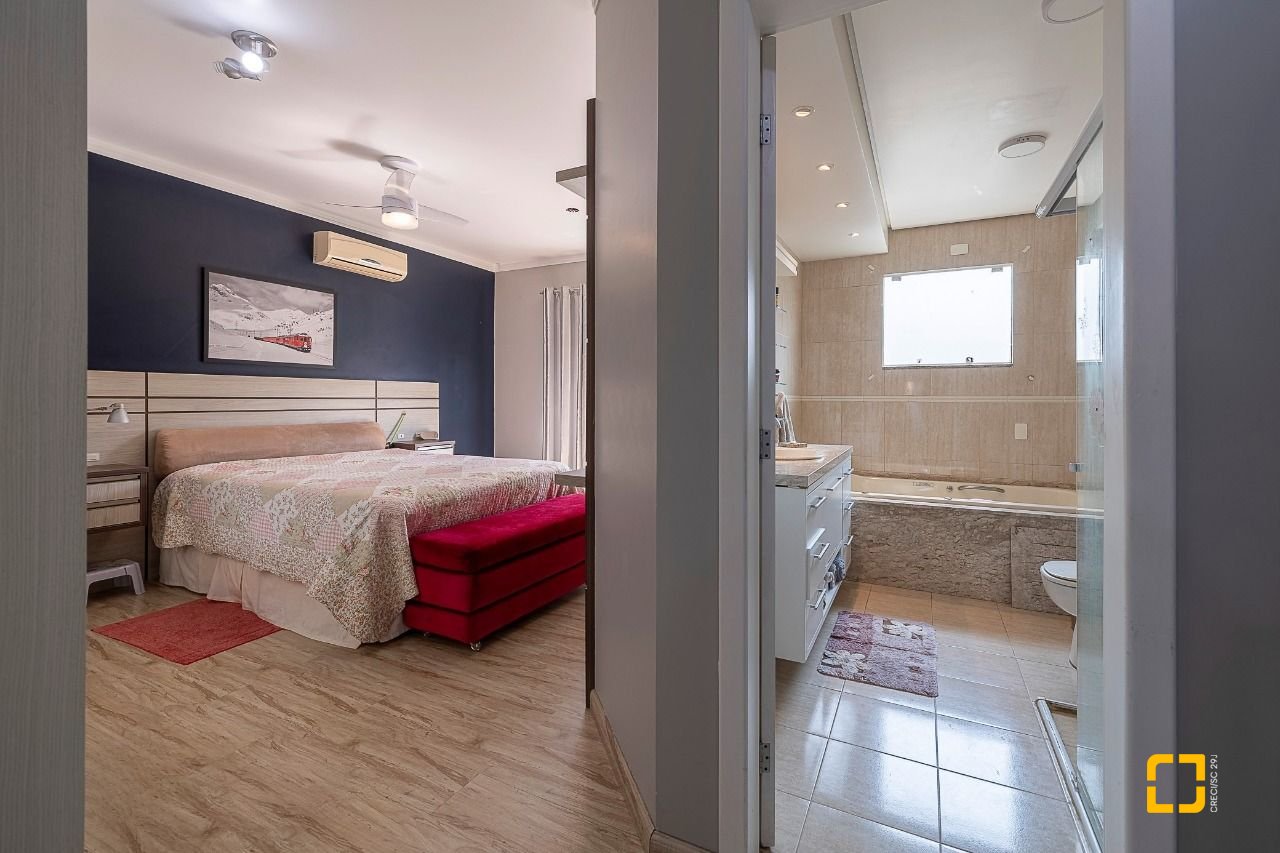 Casa com 271m², 6 quartos (sendo 3 suítes), 2 garagens, no bairro Ingleses em Florianópolis