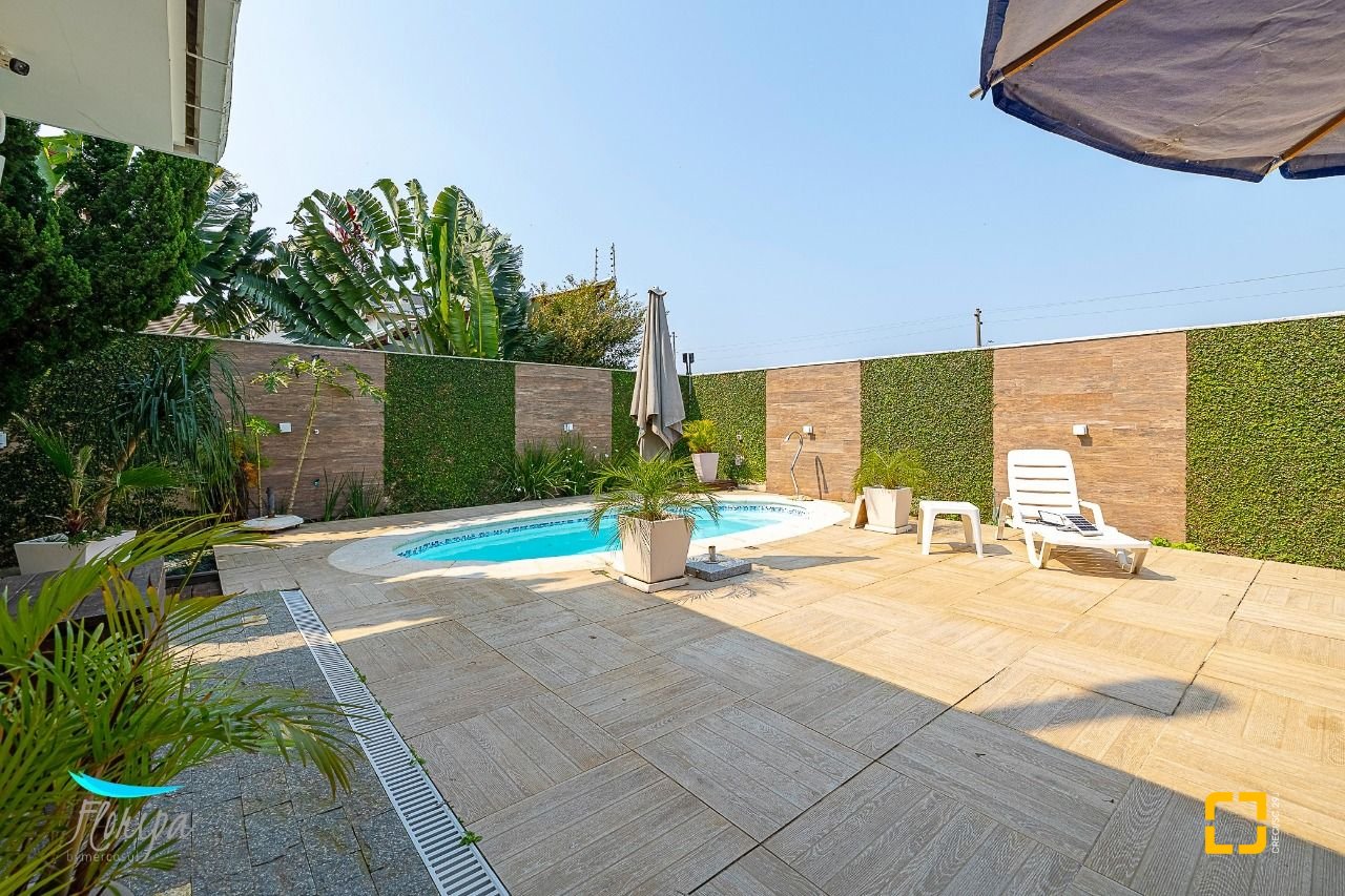 Casa com 271m², 6 quartos (sendo 3 suítes), 2 garagens, no bairro Ingleses em Florianópolis