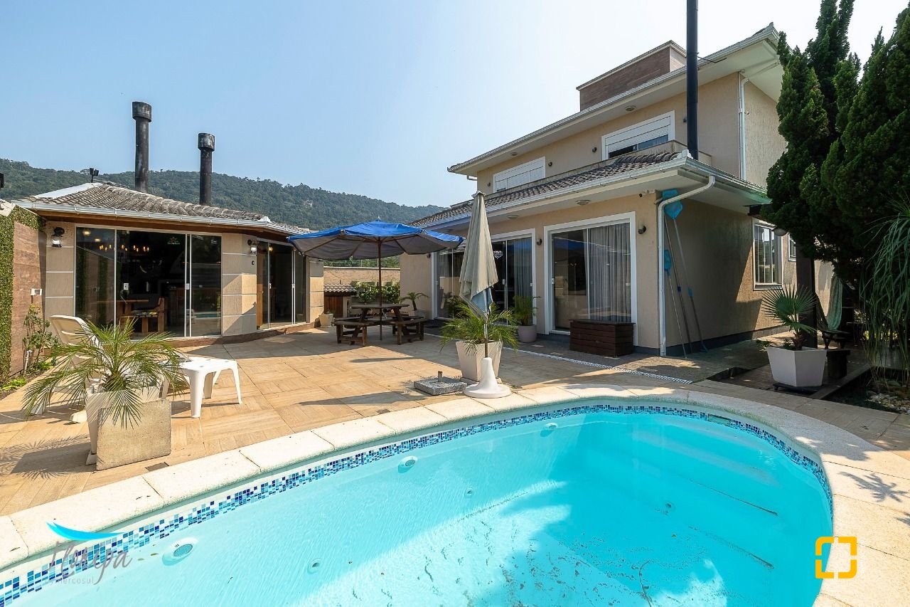 Casa com 271m², 6 quartos (sendo 3 suítes), 2 garagens, no bairro Ingleses em Florianópolis