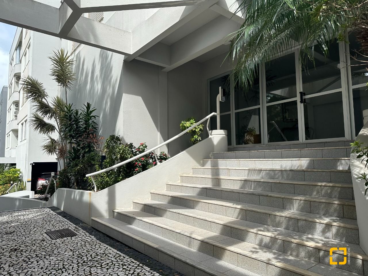 Apartamento com 91m², 4 quartos (sendo 1 suíte), 1 garagem, no bairro Coqueiros em Florianópolis