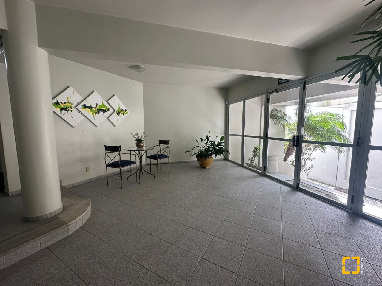 Apartamento com 91m², 4 quartos (sendo 1 suíte), 1 garagem, no bairro Coqueiros em Florianópolis