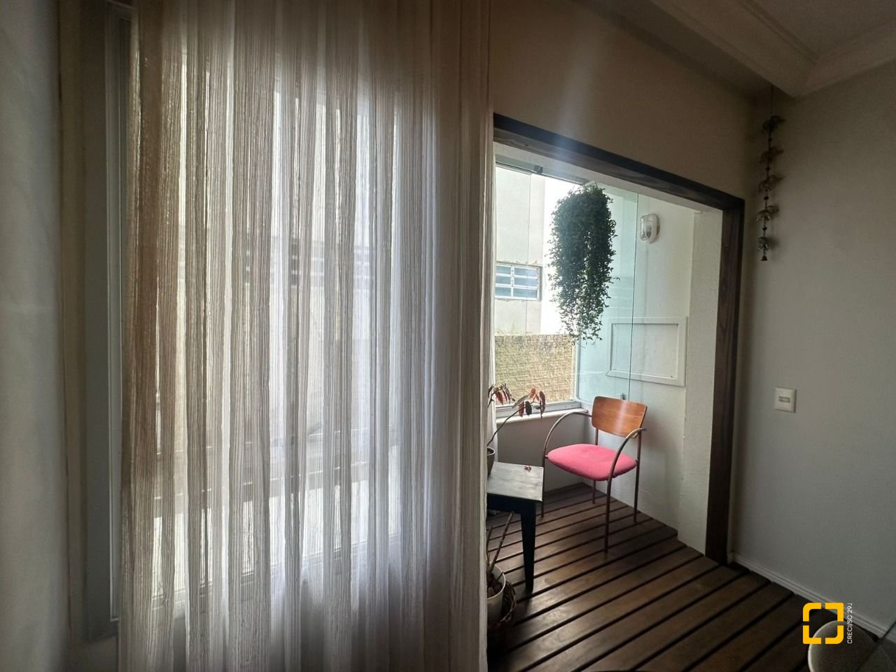 Apartamento com 91m², 4 quartos (sendo 1 suíte), 1 garagem, no bairro Coqueiros em Florianópolis
