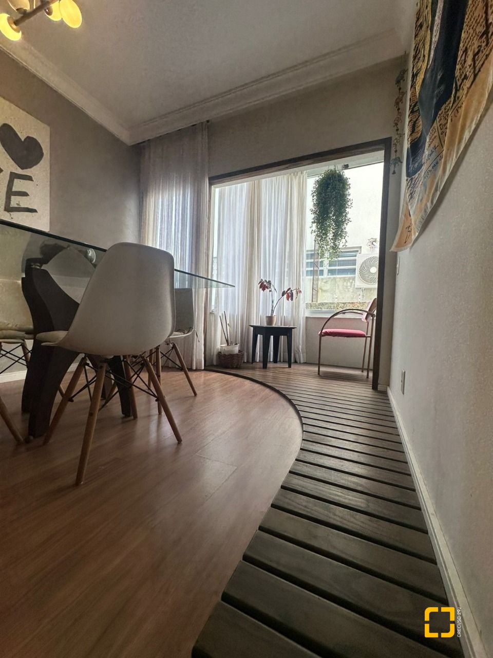 Apartamento com 91m², 4 quartos (sendo 1 suíte), 1 garagem, no bairro Coqueiros em Florianópolis