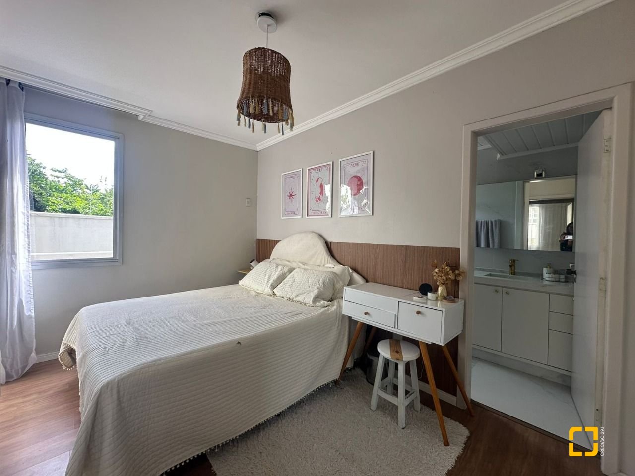 Apartamento com 91m², 4 quartos (sendo 1 suíte), 1 garagem, no bairro Coqueiros em Florianópolis