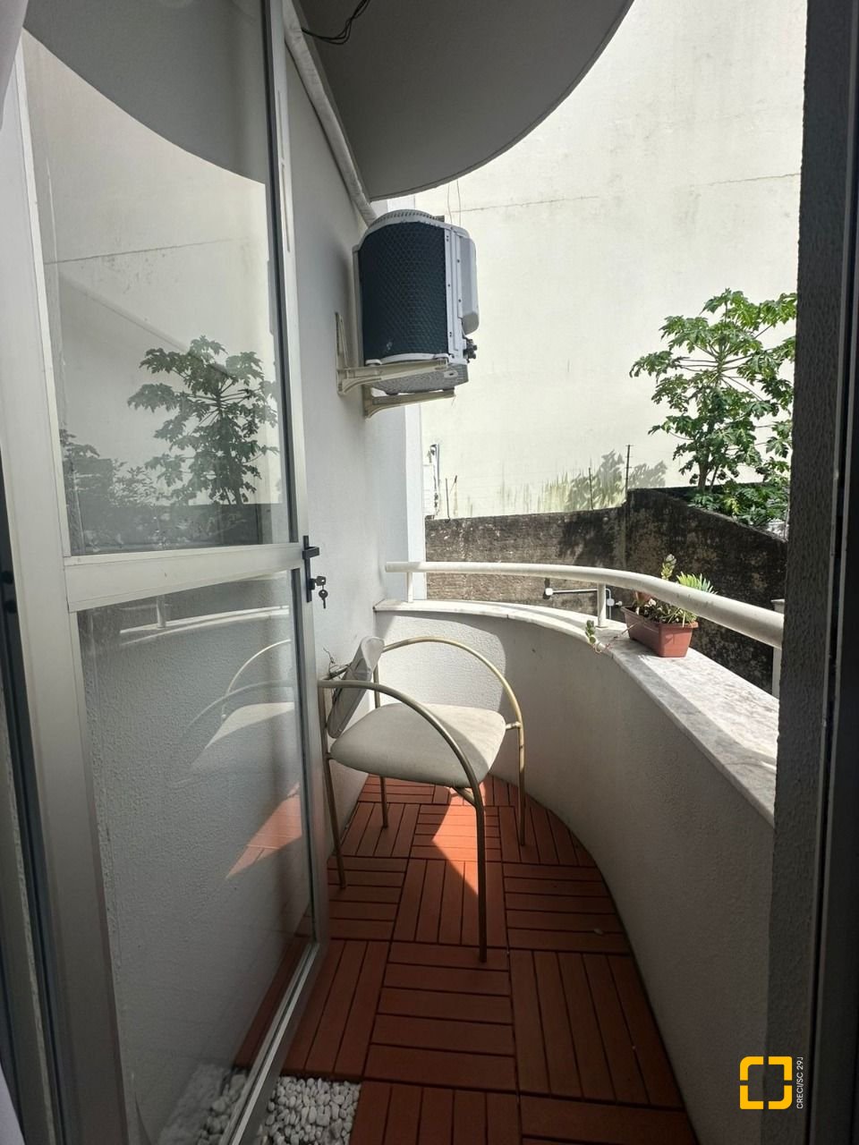 Apartamento com 91m², 4 quartos (sendo 1 suíte), 1 garagem, no bairro Coqueiros em Florianópolis