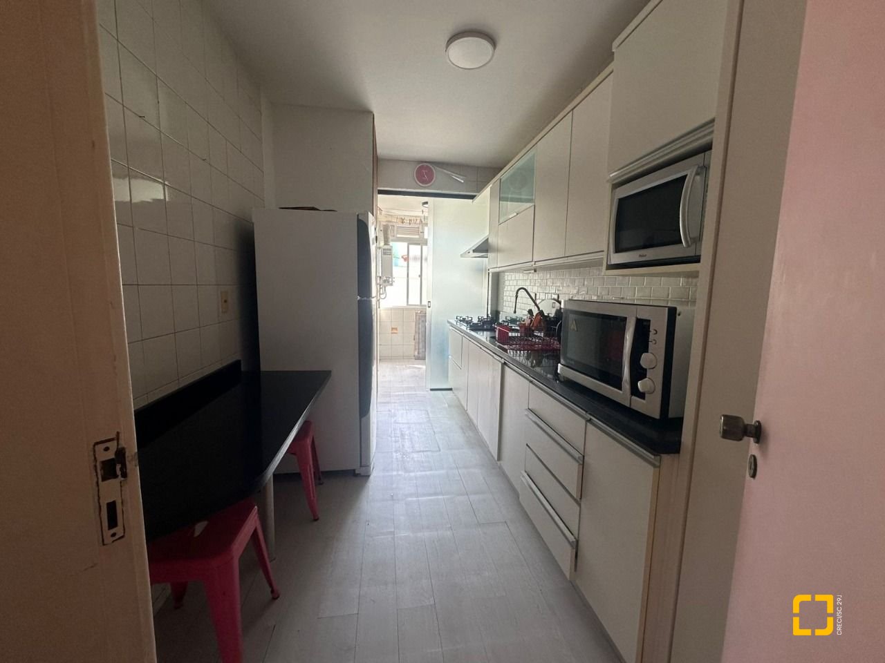 Apartamento com 91m², 4 quartos (sendo 1 suíte), 1 garagem, no bairro Coqueiros em Florianópolis