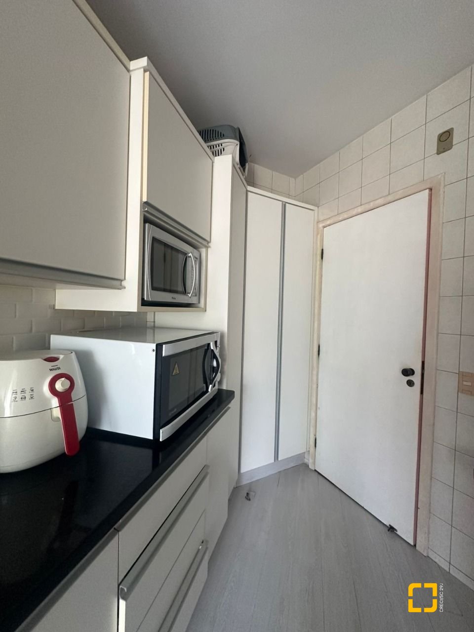 Apartamento com 91m², 4 quartos (sendo 1 suíte), 1 garagem, no bairro Coqueiros em Florianópolis