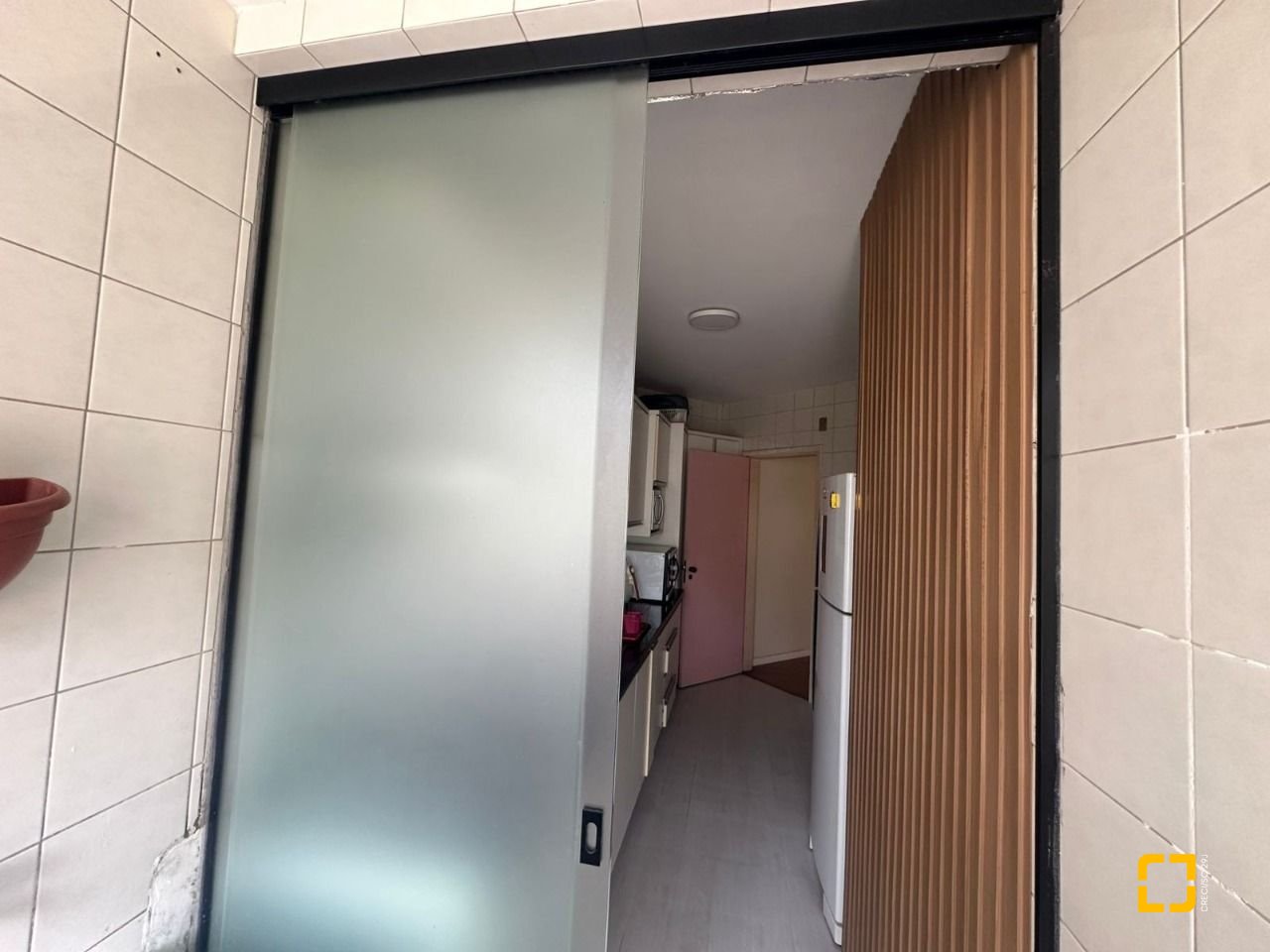 Apartamento com 91m², 4 quartos (sendo 1 suíte), 1 garagem, no bairro Coqueiros em Florianópolis