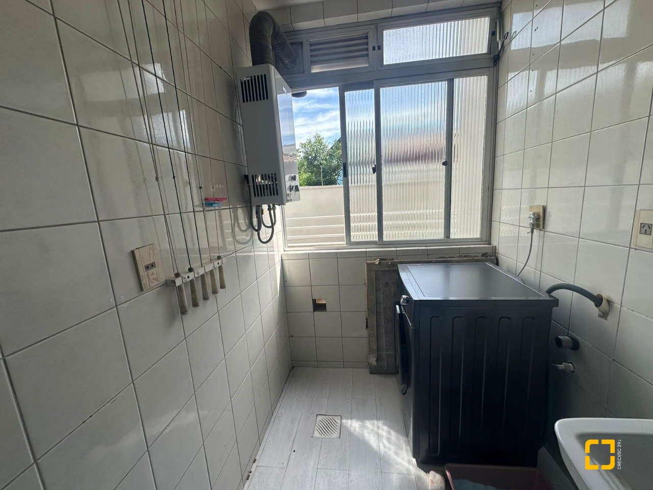 Apartamento com 91m², 4 quartos (sendo 1 suíte), 1 garagem, no bairro Coqueiros em Florianópolis