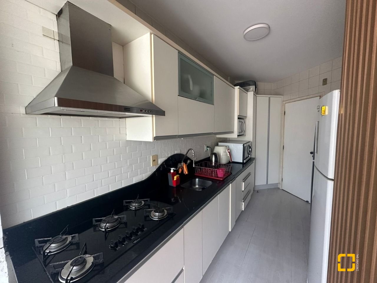 Apartamento com 91m², 4 quartos (sendo 1 suíte), 1 garagem, no bairro Coqueiros em Florianópolis