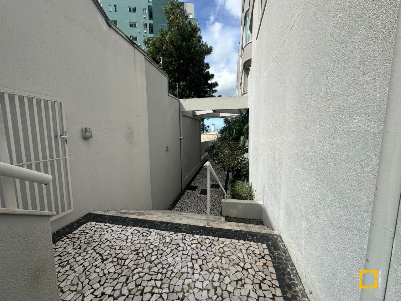Apartamento com 91m², 4 quartos (sendo 1 suíte), 1 garagem, no bairro Coqueiros em Florianópolis
