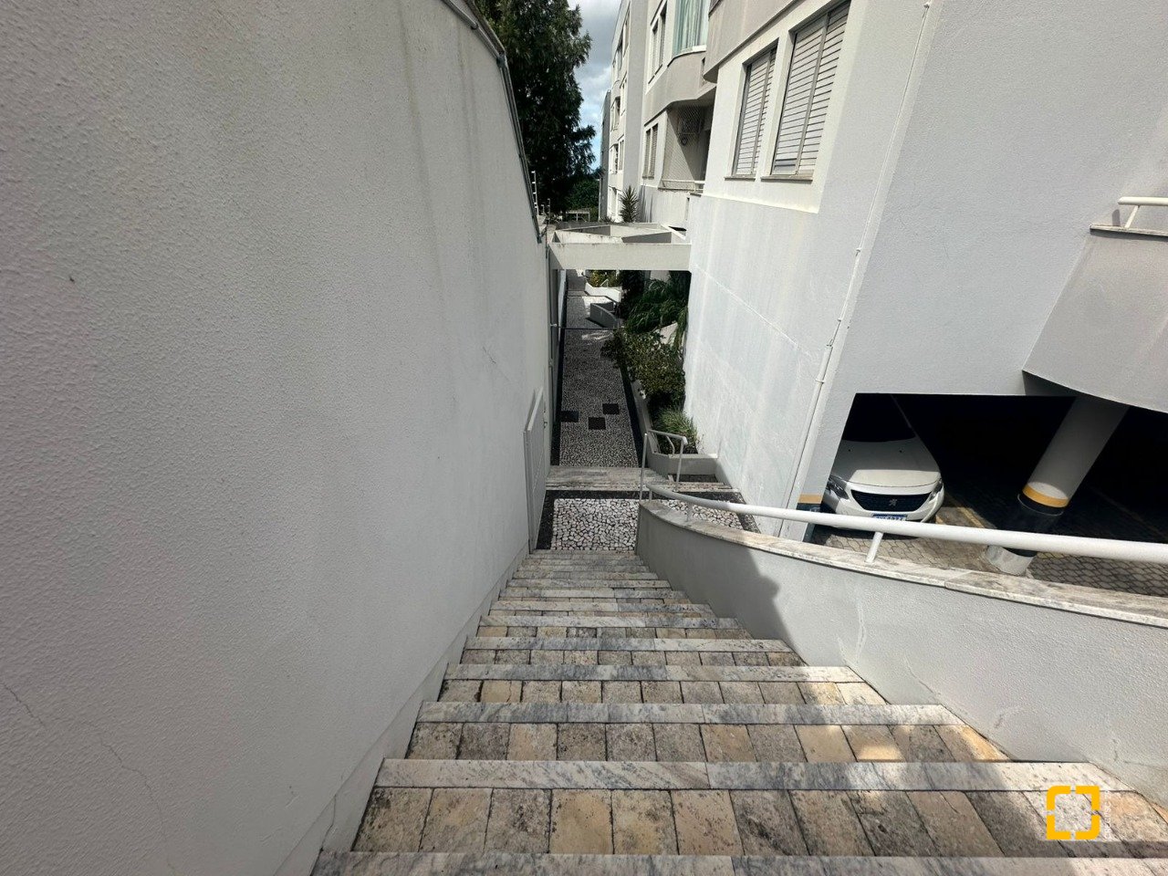 Apartamento com 91m², 4 quartos (sendo 1 suíte), 1 garagem, no bairro Coqueiros em Florianópolis