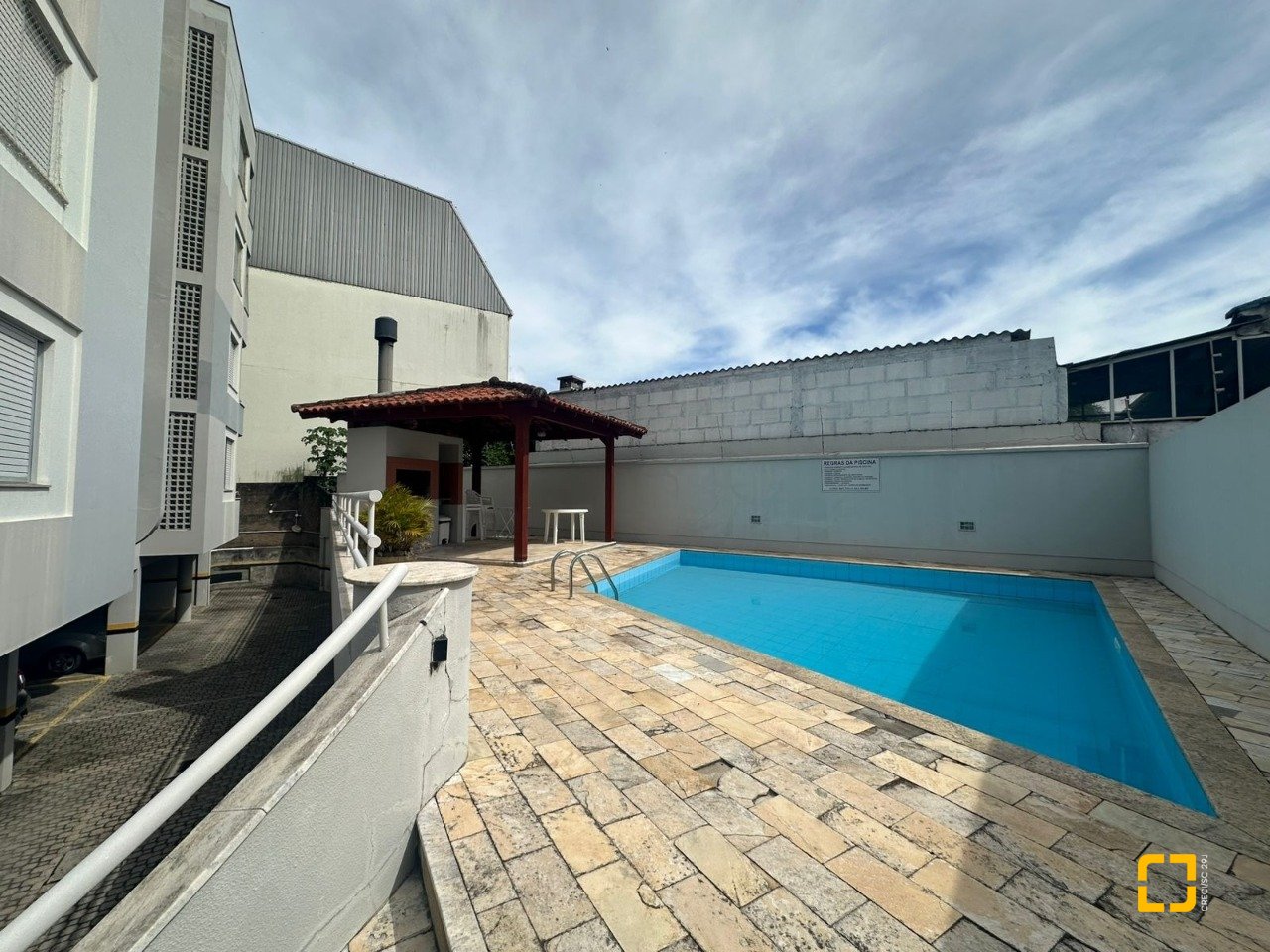 Apartamento com 91m², 4 quartos (sendo 1 suíte), 1 garagem, no bairro Coqueiros em Florianópolis