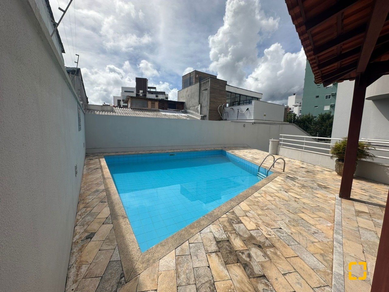 Apartamento com 91m², 4 quartos (sendo 1 suíte), 1 garagem, no bairro Coqueiros em Florianópolis