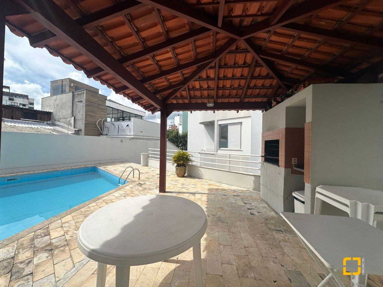 Apartamento com 91m², 4 quartos (sendo 1 suíte), 1 garagem, no bairro Coqueiros em Florianópolis