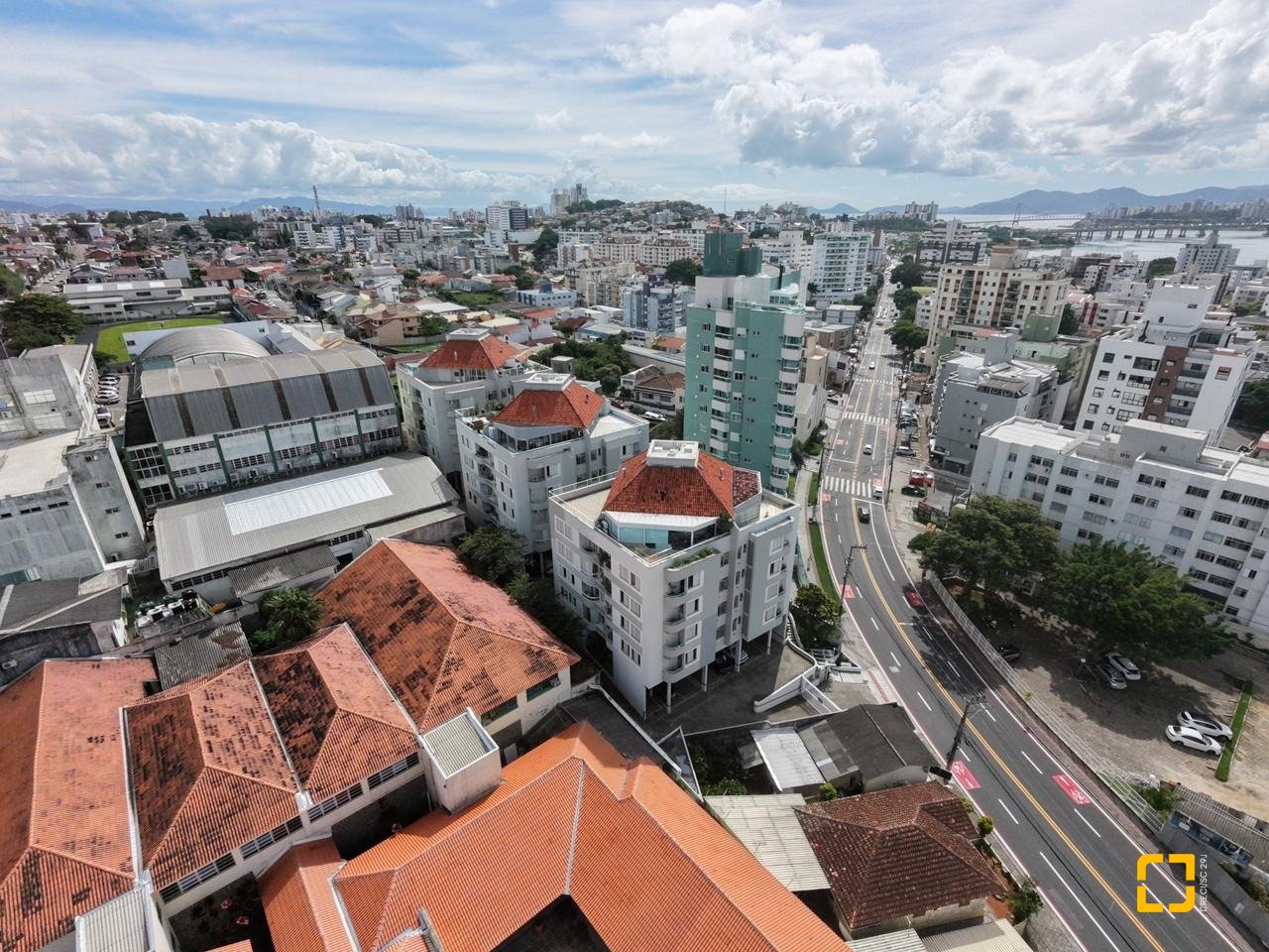 Apartamento com 91m², 4 quartos (sendo 1 suíte), 1 garagem, no bairro Coqueiros em Florianópolis