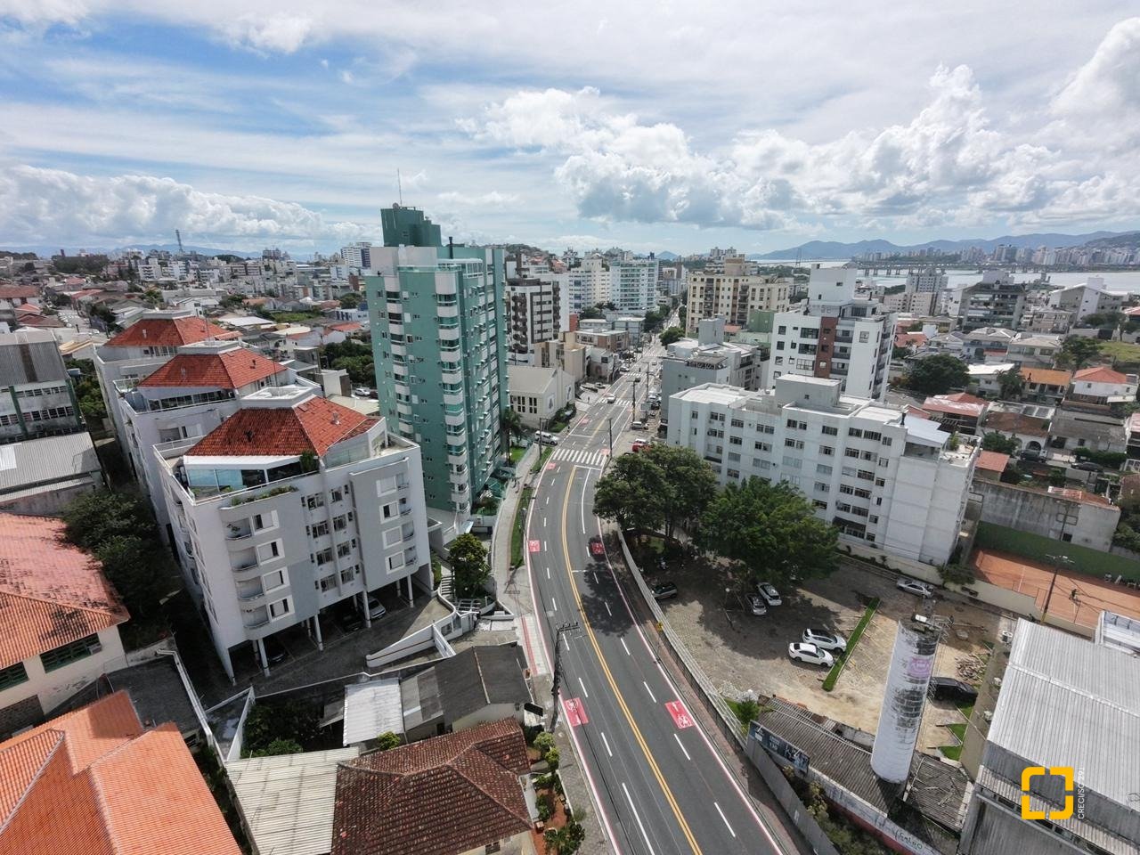 Apartamento com 91m², 4 quartos (sendo 1 suíte), 1 garagem, no bairro Coqueiros em Florianópolis