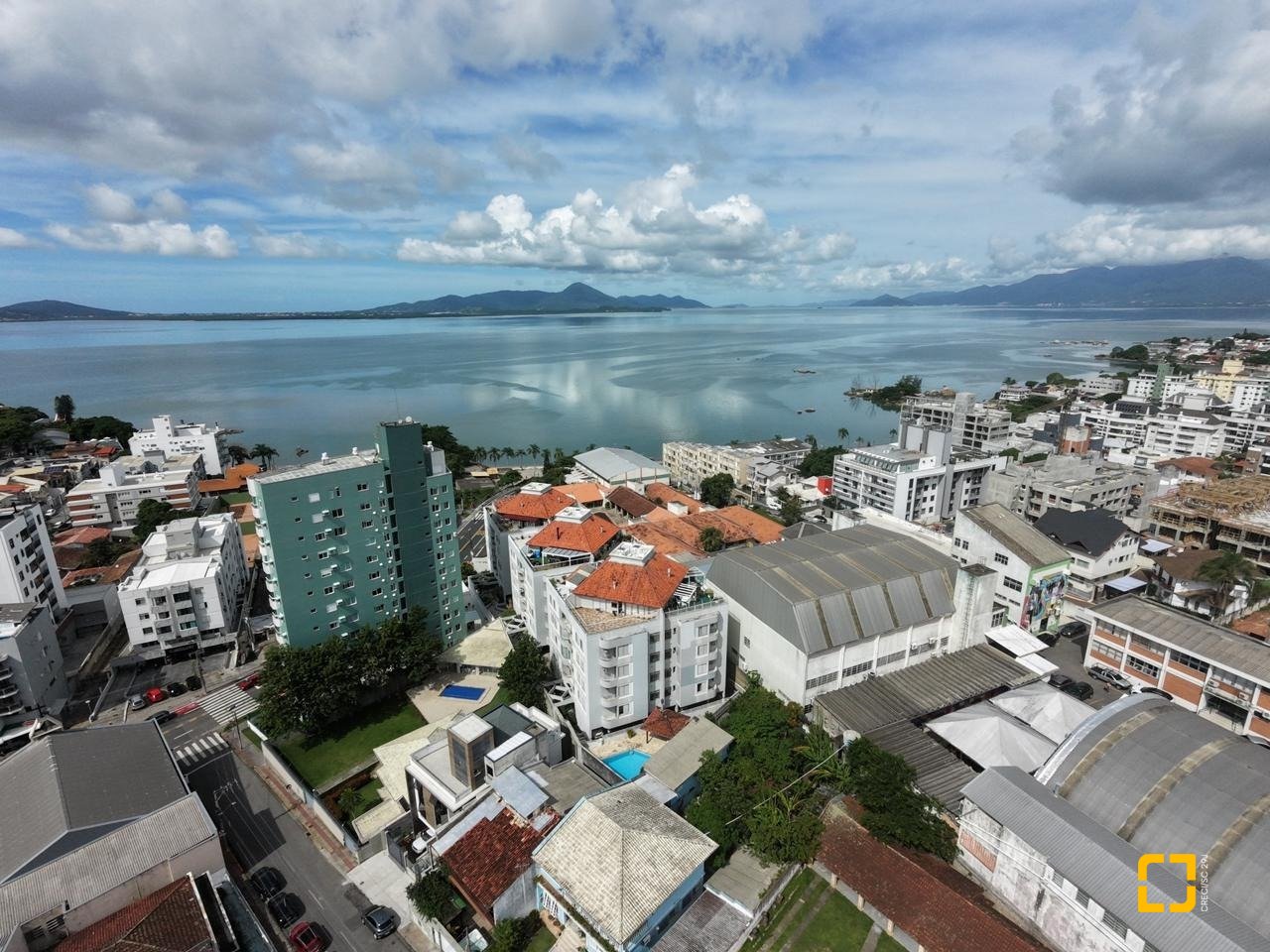 Apartamento com 91m², 4 quartos (sendo 1 suíte), 1 garagem, no bairro Coqueiros em Florianópolis