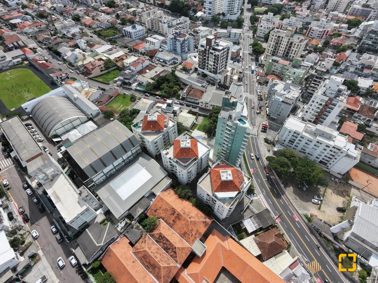 Apartamento com 91m², 4 quartos (sendo 1 suíte), 1 garagem, no bairro Coqueiros em Florianópolis