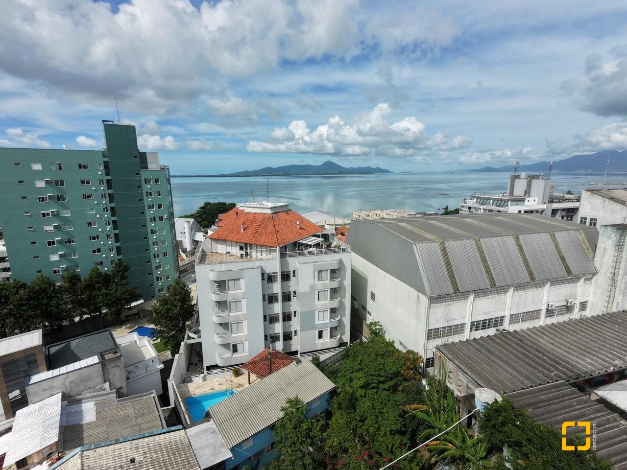 Apartamento com 91m², 4 quartos (sendo 1 suíte), 1 garagem, no bairro Coqueiros em Florianópolis